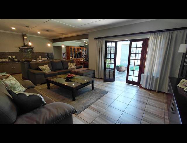 5 BEDROOM HOUSE FOR SALE IN UNIVERSITAS